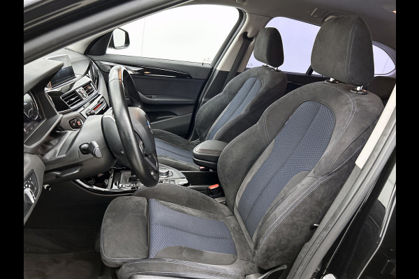 BMW X1 XDrive20i High Executive (Goed OndH, 2 sets velgen, Camera, Trekhaak, Navi, ParkeerS, StoelV, Climate Con, Cruise Con, Etc)