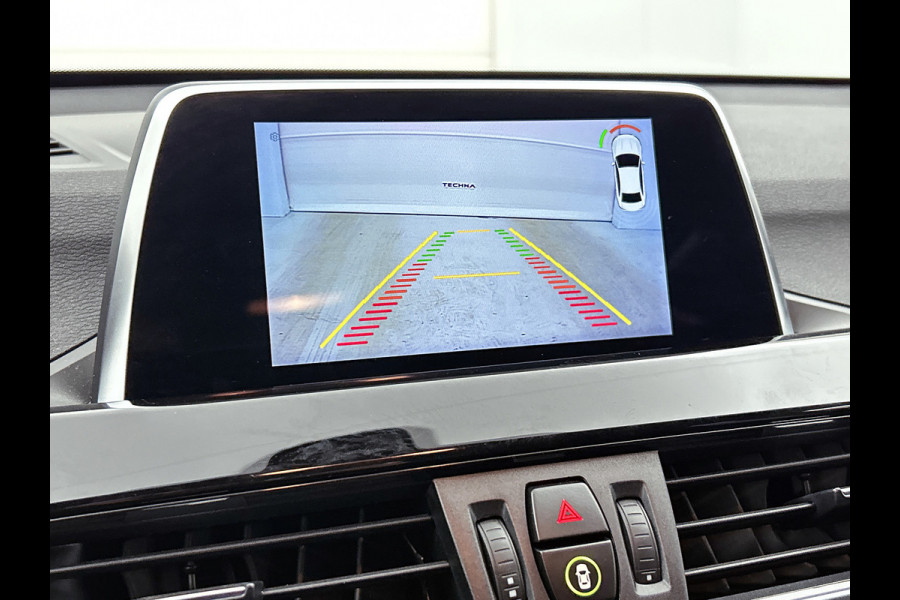 BMW X1 XDrive20i High Executive (Goed OndH, 2 sets velgen, Camera, Trekhaak, Navi, ParkeerS, StoelV, Climate Con, Cruise Con, Etc)