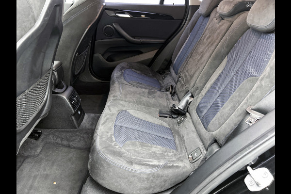BMW X1 XDrive20i High Executive (Goed OndH, 2 sets velgen, Camera, Trekhaak, Navi, ParkeerS, StoelV, Climate Con, Cruise Con, Etc)