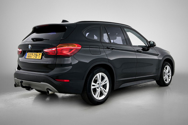 BMW X1 XDrive20i High Executive (Goed OndH, 2 sets velgen, Camera, Trekhaak, Navi, ParkeerS, StoelV, Climate Con, Cruise Con, Etc)