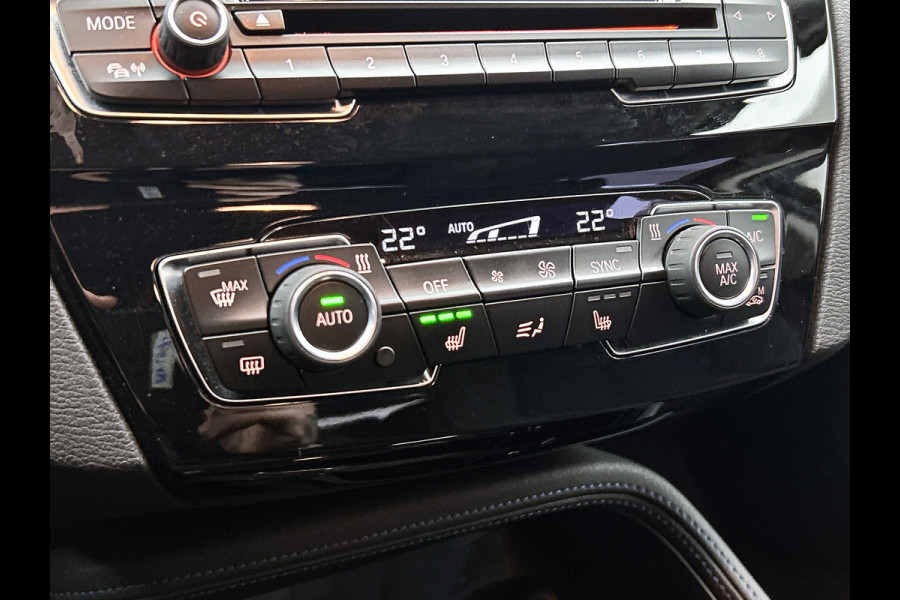 BMW X1 XDrive20i High Executive (Goed OndH, 2 sets velgen, Camera, Trekhaak, Navi, ParkeerS, StoelV, Climate Con, Cruise Con, Etc)
