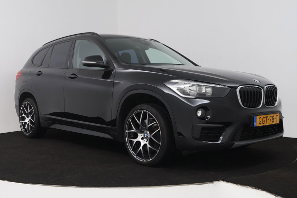 BMW X1 XDrive20i High Executive (Goed OndH, 2 sets velgen, Camera, Trekhaak, Navi, ParkeerS, StoelV, Climate Con, Cruise Con, Etc)