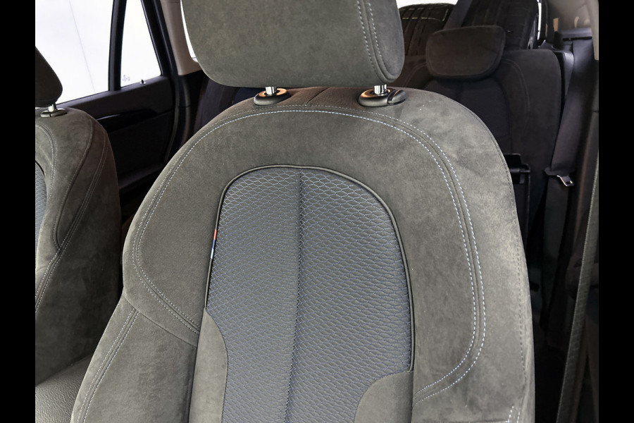 BMW X1 XDrive20i High Executive (Goed OndH, 2 sets velgen, Camera, Trekhaak, Navi, ParkeerS, StoelV, Climate Con, Cruise Con, Etc)