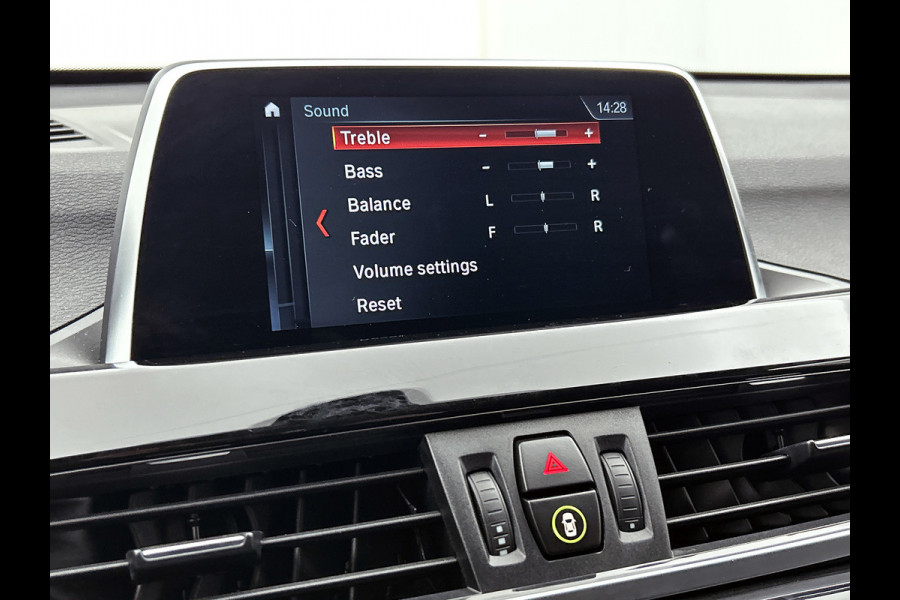 BMW X1 XDrive20i High Executive (Goed OndH, 2 sets velgen, Camera, Trekhaak, Navi, ParkeerS, StoelV, Climate Con, Cruise Con, Etc)