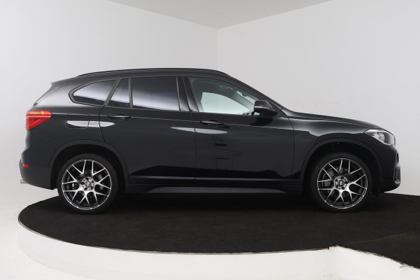 BMW X1 XDrive20i High Executive (Goed OndH, 2 sets velgen, Camera, Trekhaak, Navi, ParkeerS, StoelV, Climate Con, Cruise Con, Etc)