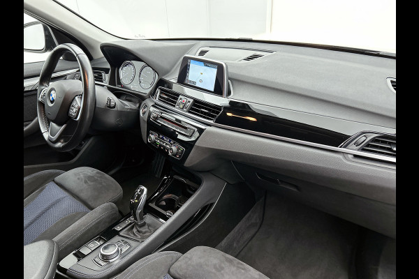 BMW X1 XDrive20i High Executive (Goed OndH, 2 sets velgen, Camera, Trekhaak, Navi, ParkeerS, StoelV, Climate Con, Cruise Con, Etc)