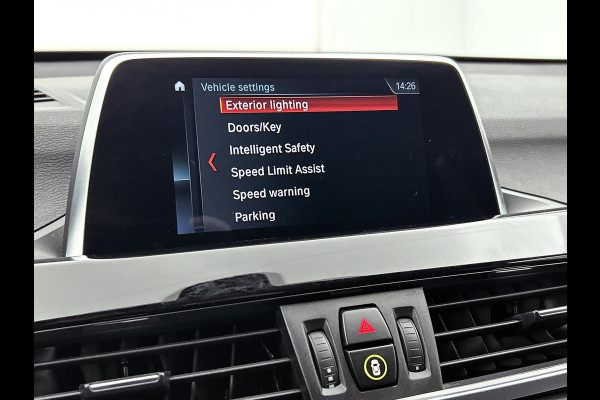 BMW X1 XDrive20i High Executive (Goed OndH, 2 sets velgen, Camera, Trekhaak, Navi, ParkeerS, StoelV, Climate Con, Cruise Con, Etc)