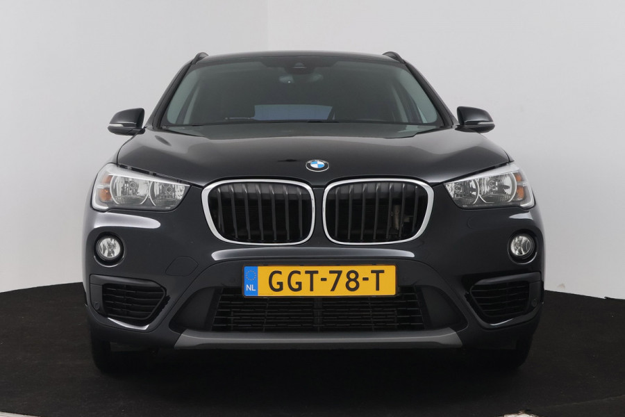 BMW X1 XDrive20i High Executive (Goed OndH, 2 sets velgen, Camera, Trekhaak, Navi, ParkeerS, StoelV, Climate Con, Cruise Con, Etc)