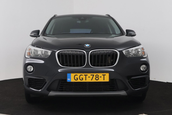 BMW X1 XDrive20i High Executive (Goed OndH, 2 sets velgen, Camera, Trekhaak, Navi, ParkeerS, StoelV, Climate Con, Cruise Con, Etc)
