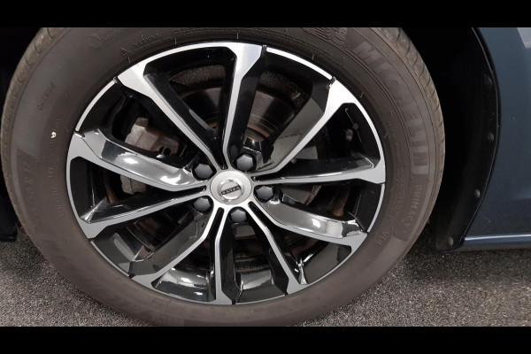 Volvo V60 2.0 B4 197 pk Automaat Momentum Pro Navigatie Climate control Adaptive cruise Control Led DAB Electrisch bedienbare achterklep Parkeer sensoren