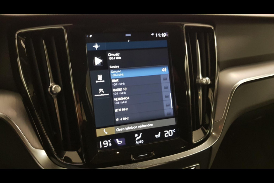 Volvo V60 2.0 B4 197 pk Automaat Momentum Pro Navigatie Climate control Adaptive cruise Control Led DAB Electrisch bedienbare achterklep Parkeer sensoren