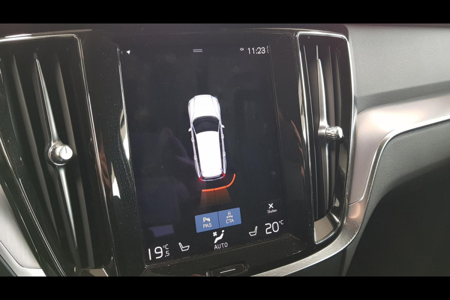 Volvo V60 2.0 B4 197 pk Automaat Momentum Pro Navigatie Climate control Adaptive cruise Control Led DAB Electrisch bedienbare achterklep Parkeer sensoren