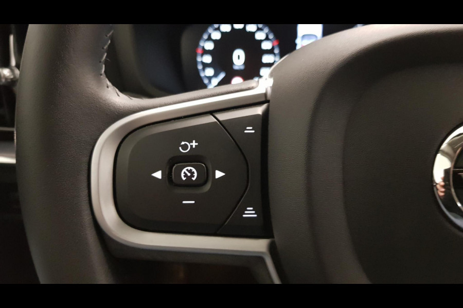 Volvo V60 2.0 B4 197 pk Automaat Momentum Pro Navigatie Climate control Adaptive cruise Control Led DAB Electrisch bedienbare achterklep Parkeer sensoren