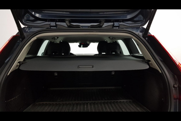 Volvo V60 2.0 B4 197 pk Automaat Momentum Pro Navigatie Climate control Adaptive cruise Control Led DAB Electrisch bedienbare achterklep Parkeer sensoren