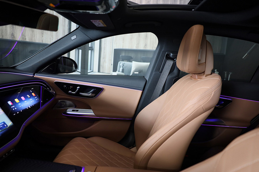 Mercedes-Benz E-Klasse 400 e 4MATIC AMG 53 Look / Hyperscreen / Massage / Burmester / Head Up / Luchtvering / Leder / Pano / 20 In