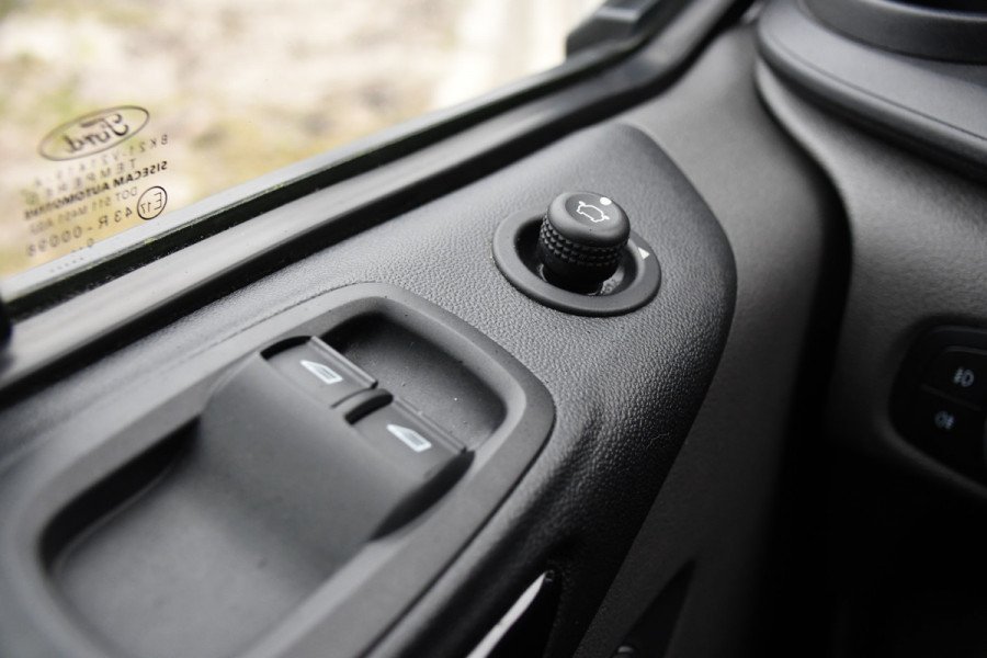 Ford Transit Custom 320 2.0 TDCI L2H1 Limited DC Black Edition Cruise, Carplay, Automaat, 130pk, Sensoren, 2 x Schuifdeur, Stoelverwarming, Uniek!