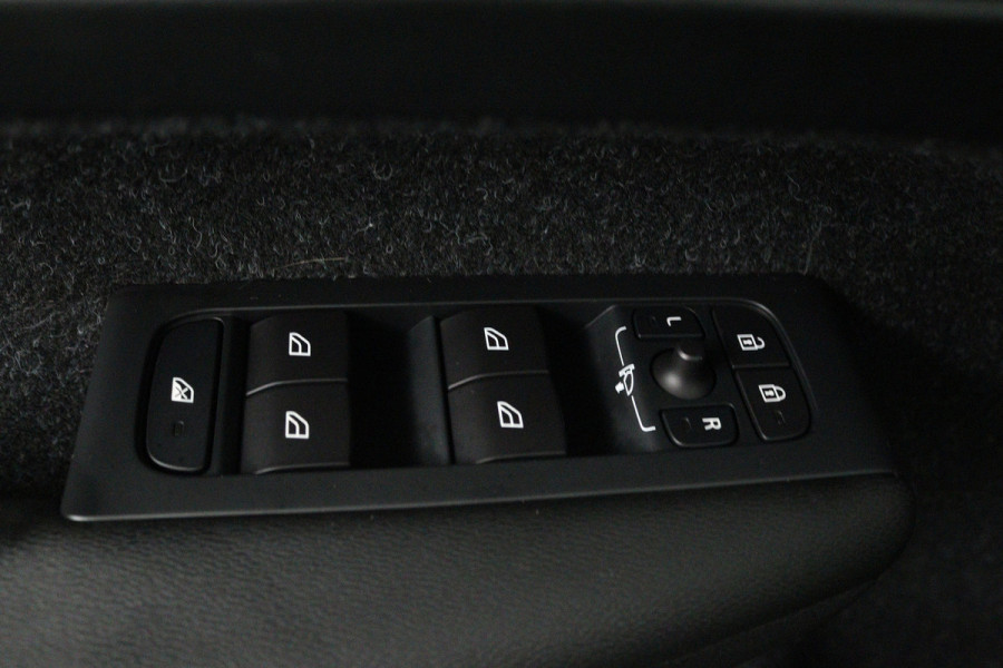 Volvo XC40 1.5 T3 Inscription (PANORAMADAK, H&K AUDIO, CAMERA, STOEL/STUUR VERWARMING, ELEKTR STOELEN, NAVIGATIE, CRUISE CONTROL)