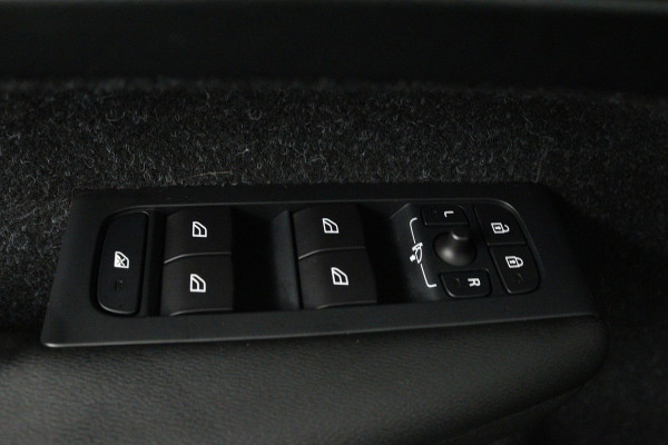 Volvo XC40 1.5 T3 Inscription (PANORAMADAK, H&K AUDIO, CAMERA, STOEL/STUUR VERWARMING, ELEKTR STOELEN, NAVIGATIE, CRUISE CONTROL)