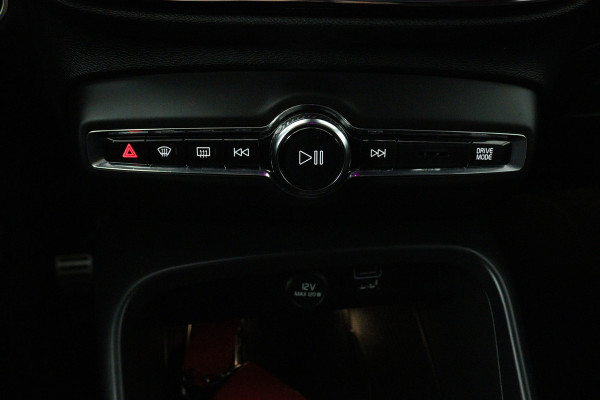 Volvo XC40 1.5 T3 Inscription (PANORAMADAK, H&K AUDIO, CAMERA, STOEL/STUUR VERWARMING, ELEKTR STOELEN, NAVIGATIE, CRUISE CONTROL)