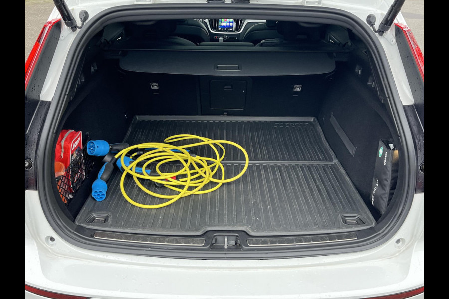 Volvo V60 2.0 T8 Twin Engine AWD R-Design FULL OPTIONS| BOWERS & WILKINS | PANO| ELEK. TREKHAAK| STOELVERWARMING+ VENTILATIE | ACHTERBANK VERWARMD| MEMORY STOELEN| NAPPALEDER| HEAD-UP| DODE HOEK|