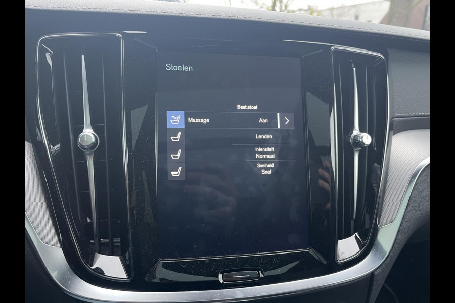 Volvo V60 2.0 T8 Twin Engine AWD R-Design FULL OPTIONS| BOWERS & WILKINS | PANO| ELEK. TREKHAAK| STOELVERWARMING+ VENTILATIE | ACHTERBANK VERWARMD| MEMORY STOELEN| NAPPALEDER| HEAD-UP| DODE HOEK|