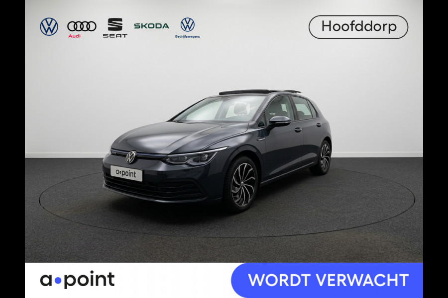 Volkswagen Golf 1.5 TSI Life 150 pk | Navigatie | Panoramadak | Trekhaak (afneembaar) | Parkeersensoren | Matrix LED koplampen | Stoelverwarming | Head-up display |