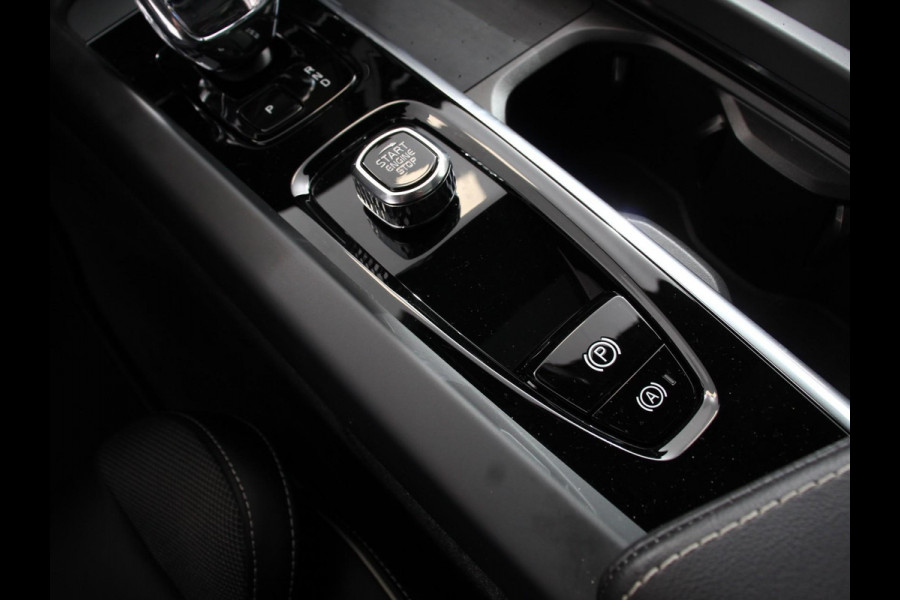 Volvo XC60 2.0 T6 Plug-in hybrid AWD Plus Black Edition Climate control | Adaptieve cruise control | Panorama dak | Stoel verwarming | Stuur verwarming | Navigatie | Camera | LED | Apple Carplay/ Android Auto