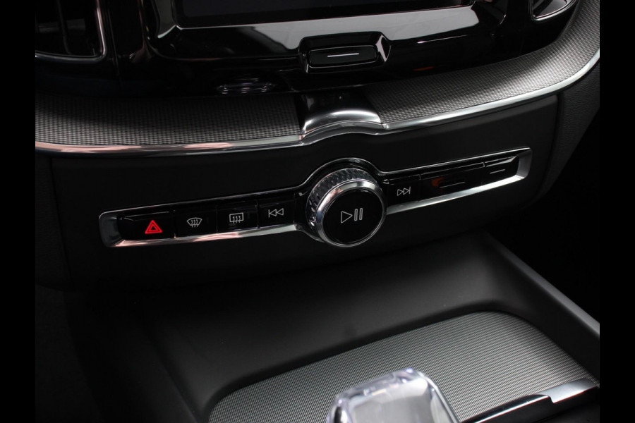 Volvo XC60 2.0 T6 Plug-in hybrid AWD Plus Black Edition Climate control | Adaptieve cruise control | Panorama dak | Stoel verwarming | Stuur verwarming | Navigatie | Camera | LED | Apple Carplay/ Android Auto
