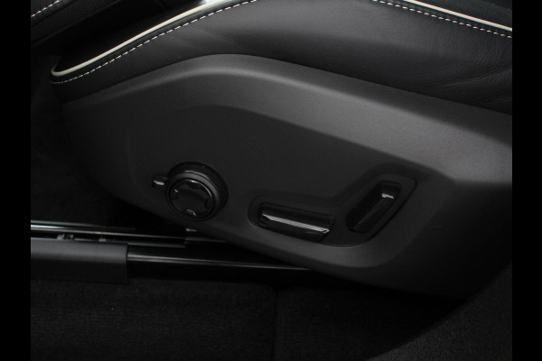 Volvo XC60 2.0 T6 Plug-in hybrid AWD Plus Black Edition Climate control | Adaptieve cruise control | Panorama dak | Stoel verwarming | Stuur verwarming | Navigatie | Camera | LED | Apple Carplay/ Android Auto