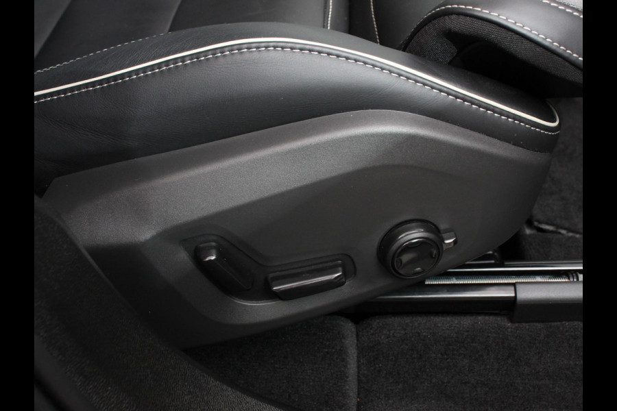 Volvo XC60 2.0 T6 Plug-in hybrid AWD Plus Black Edition Climate control | Adaptieve cruise control | Panorama dak | Stoel verwarming | Stuur verwarming | Navigatie | Camera | LED | Apple Carplay/ Android Auto