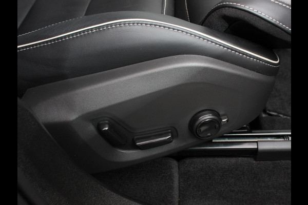 Volvo XC60 2.0 T6 Plug-in hybrid AWD Plus Black Edition Climate control | Adaptieve cruise control | Panorama dak | Stoel verwarming | Stuur verwarming | Navigatie | Camera | LED | Apple Carplay/ Android Auto