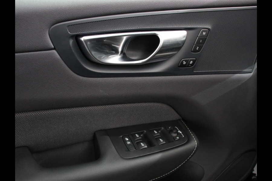 Volvo XC60 2.0 T6 Plug-in hybrid AWD Plus Black Edition Climate control | Adaptieve cruise control | Panorama dak | Stoel verwarming | Stuur verwarming | Navigatie | Camera | LED | Apple Carplay/ Android Auto