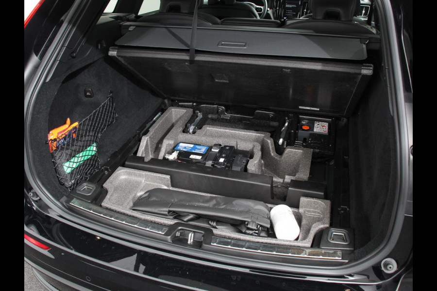 Volvo XC60 2.0 T6 Plug-in hybrid AWD Plus Black Edition Climate control | Adaptieve cruise control | Panorama dak | Stoel verwarming | Stuur verwarming | Navigatie | Camera | LED | Apple Carplay/ Android Auto