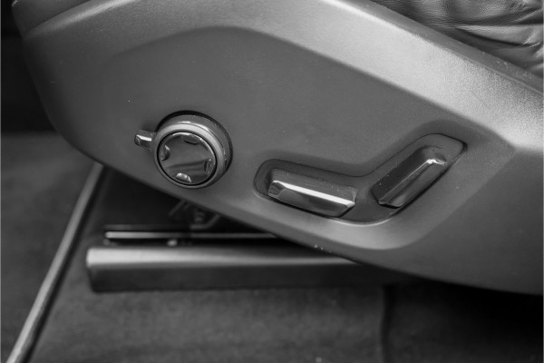 Volvo XC60 2.0 T5 AWD R-Design Pano Stoel & Stuurverw H/K Trekhaak 21"