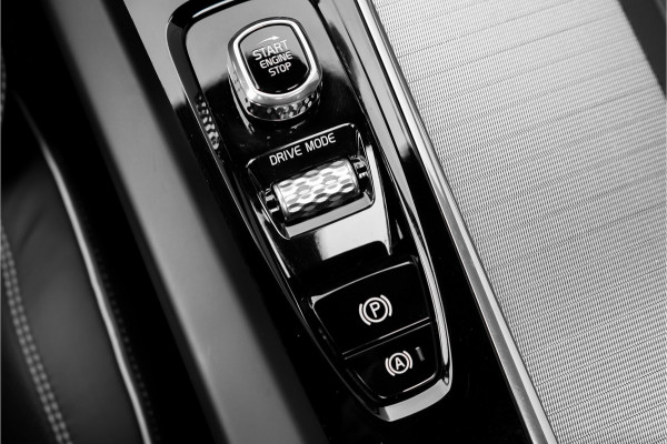 Volvo XC60 2.0 T5 AWD R-Design Pano Stoel & Stuurverw H/K Trekhaak 21"