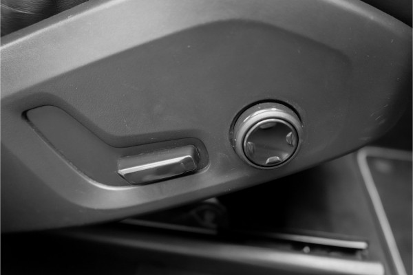 Volvo XC60 2.0 T5 AWD R-Design Pano Stoel & Stuurverw H/K Trekhaak 21"