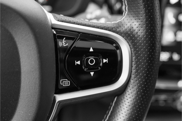 Volvo XC60 2.0 T5 AWD R-Design Pano Stoel & Stuurverw H/K Trekhaak 21"