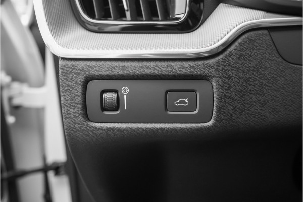 Volvo XC60 2.0 T5 AWD R-Design Pano Stoel & Stuurverw H/K Trekhaak 21"