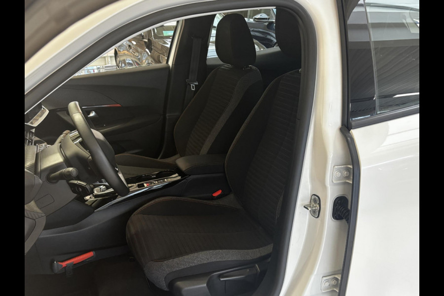 Peugeot e-2008 EV Active Pack 50 kWh SOH 92,2% |Navigatie | Parkeersensoren achter | Cruise control