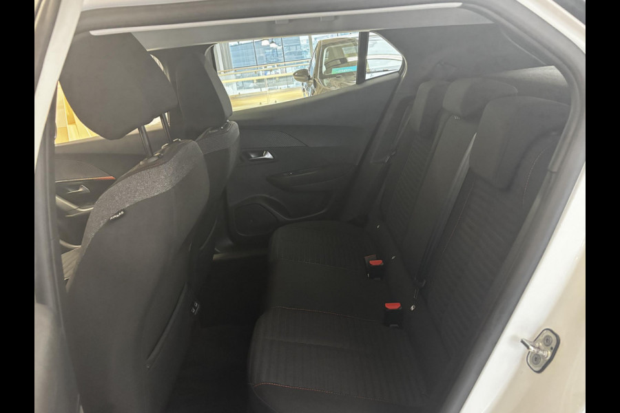 Peugeot e-2008 EV Active Pack 50 kWh SOH 92,2% |Navigatie | Parkeersensoren achter | Cruise control