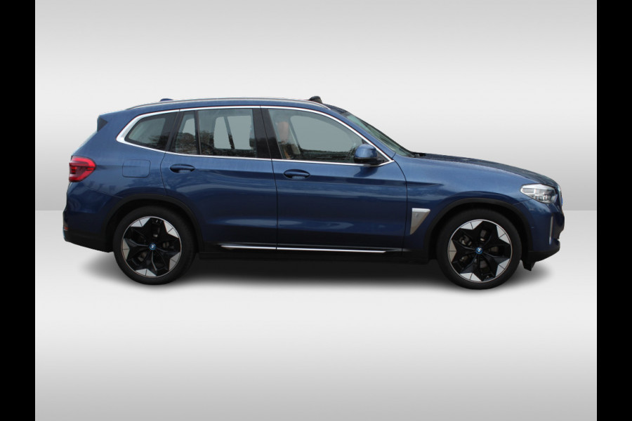 BMW iX3 High Executive 80 kWh / SoH 95.5% / Trekhaak / Panoramadak / Camera / Head-up / 20'' / Leder / Harman Kardon / Navigatie / Memory seats / Dodehoek / DAB / Stoelverwarming / Cruise Control Adaptief