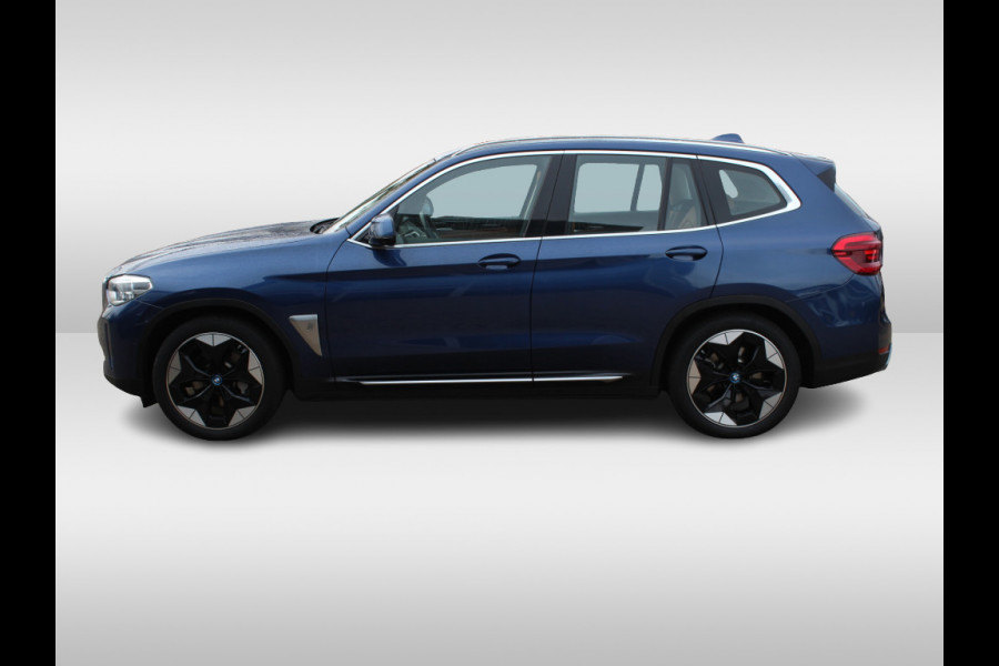 BMW iX3 High Executive 80 kWh / SoH 95.5% / Trekhaak / Panoramadak / Camera / Head-up / 20'' / Leder / Harman Kardon / Navigatie / Memory seats / Dodehoek / DAB / Stoelverwarming / Cruise Control Adaptief