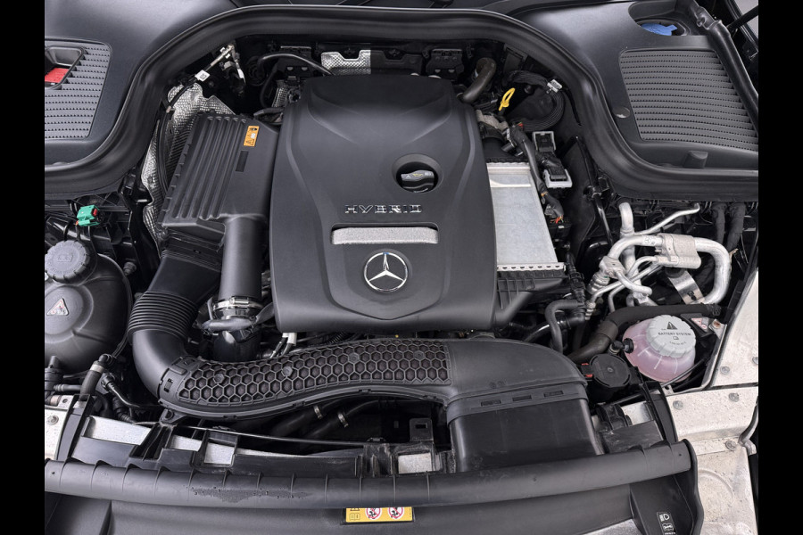 Mercedes-Benz GLC 300e AMG // Headup // Luchtvering // Memory // Burmester // 360 Camera // Distronic // Rijassistentie pakket // Keyless // Sfeer