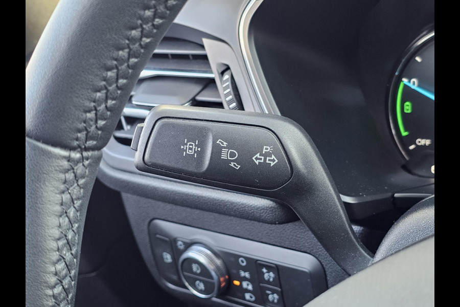 Ford Kuga 2.5 PHEV Titanium 225 pk | Winterpack | Head up display | PDC v + a | Lane assist | All-seasons banden