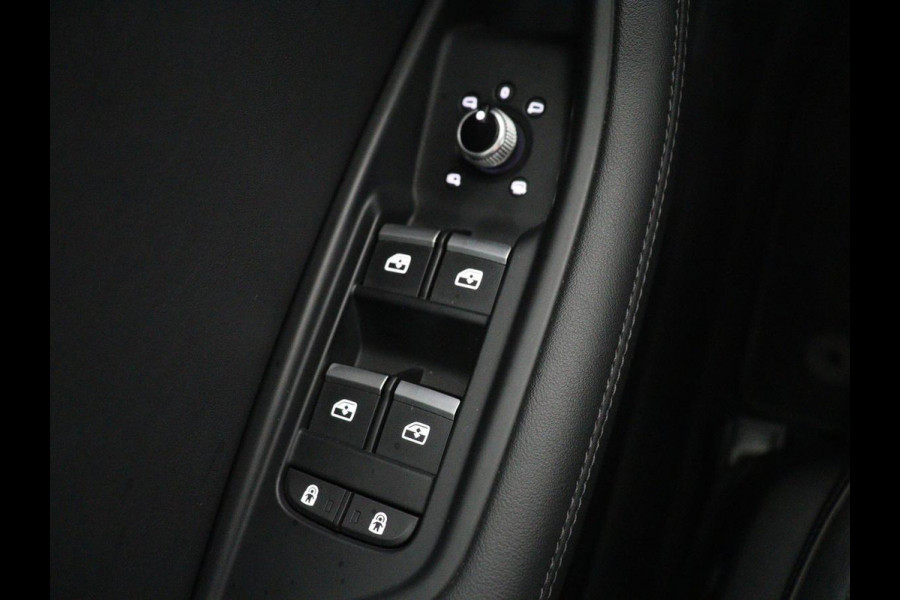 Audi A4 35 TFSI Business Edition | Leder | Stoelverwarming | Trekhaak | Adaptive cruise | Full LED | Carplay | Virtual Cockpit | Navigatie | File Assistent | Climate control | Parkeerhulp | Bluetooth