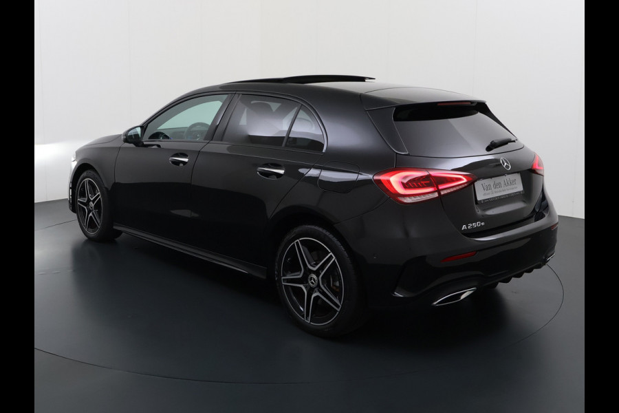 Mercedes-Benz A-Klasse 250e AMG // Panorama dak // Sfeerverlichting // Memory // MultiBeam LED // Advanced Audio // Keyless // 18" AMG Velgen // Widesc