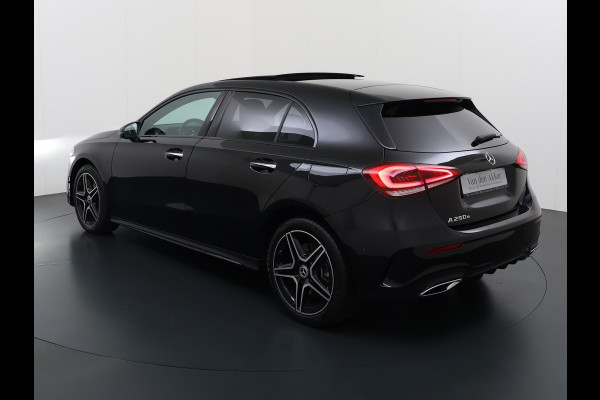 Mercedes-Benz A-Klasse 250e AMG // Panorama dak // Sfeerverlichting // Memory // MultiBeam LED // Advanced Audio // Keyless // 18" AMG Velgen // Widesc