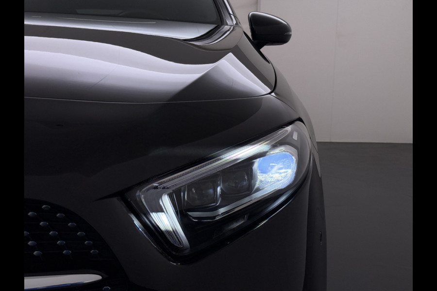 Mercedes-Benz A-Klasse 250e AMG // Panorama dak // Sfeerverlichting // Memory // MultiBeam LED // Advanced Audio // Keyless // 18" AMG Velgen // Widesc
