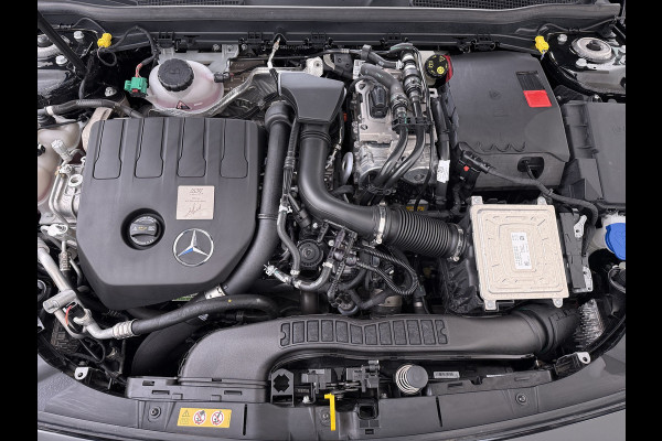 Mercedes-Benz A-Klasse 250e AMG // Panorama dak // Sfeerverlichting // Memory // MultiBeam LED // Advanced Audio // Keyless // 18" AMG Velgen // Widesc