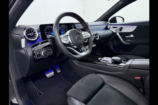 Mercedes-Benz A-Klasse 250e AMG // Panorama dak // Sfeerverlichting // Memory // MultiBeam LED // Advanced Audio // Keyless // 18" AMG Velgen // Widesc
